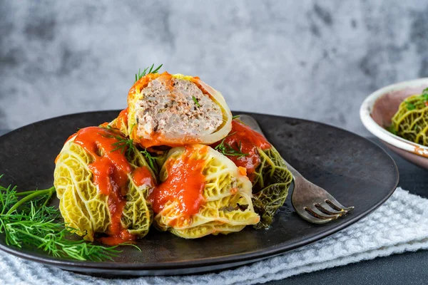 哥白基 经典的波兰卷心菜 用番茄酱塞满猪肉和米饭 — 图库照片