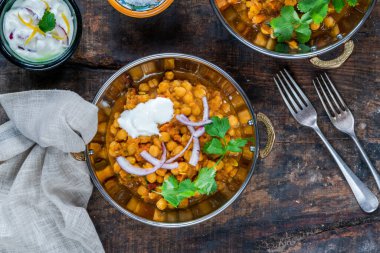 Kırmızı soğanlı nohut körisi.