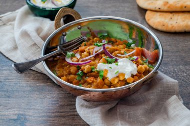 Kırmızı soğanlı nohut körisi.