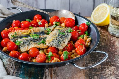 Nohut, vişneli domates, limon ve maydanozlu sardalya.