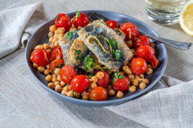 Nohut, vişneli domates, limon ve maydanozlu sardalya.
