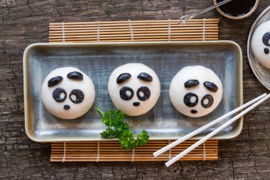 Baharatlı mantarlı buğulanmış panda çörekleri ve hindi dolması. Çin Yeni Yıl Kutlamaları