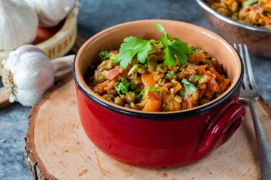 Beyaz şaraplı yeşil mercimek yahnisi, Serrano jambonu ve füme paprika.