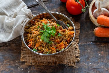 Beyaz şaraplı yeşil mercimek yahnisi, Serrano jambonu ve füme paprika.