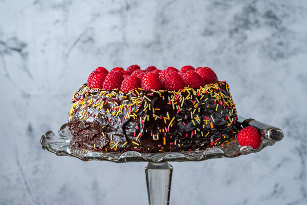 Четвёртый шоколадный миндальный торт с шоколадным ганашем и свежей малиной