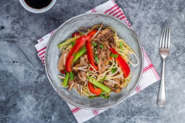 Kırmızı biberli tavuk chow mein ve yumurtalı noodle.