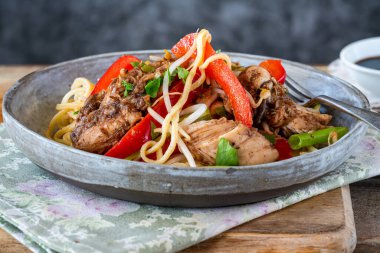 Kırmızı biberli tavuk chow mein ve yumurtalı noodle.
