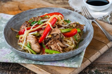 Kırmızı biberli tavuk chow mein ve yumurtalı noodle.