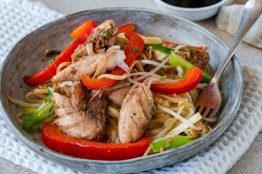 Kırmızı biberli tavuk chow mein ve yumurtalı noodle.