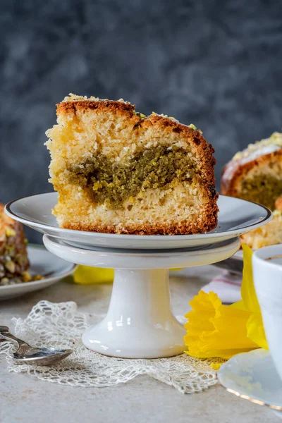 Pistazienkuchen Mit Puderzucker Und Zerdrückten Pistazienkernen — Stockfoto