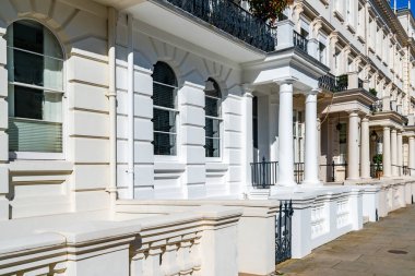 LONDON, İngiltere - 19 Mart 2022: Notting Hill 'in yerleşim sokağındaki şık Gürcü tarzı teraslı evler, işlek pazarı ve yıllık Notting Hill Karnavalı ile tanınan zengin ve modaya uygun bir alan