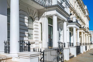 LONDON, İngiltere - 19 Mart 2022: Notting Hill 'in yerleşim sokağındaki şık Gürcü tarzı teraslı evler, işlek pazarı ve yıllık Notting Hill Karnavalı ile tanınan zengin ve modaya uygun bir alan