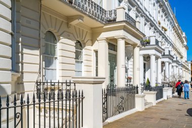 LONDON, İngiltere - 19 Mart 2022: Notting Hill 'in yerleşim sokağındaki şık Gürcü tarzı teraslı evler, işlek pazarı ve yıllık Notting Hill Karnavalı ile tanınan zengin ve modaya uygun bir alan