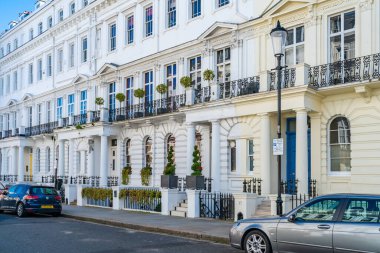 LONDON, İngiltere - 19 Mart 2022: Notting Hill 'in yerleşim sokağındaki şık Gürcü tarzı teraslı evler, işlek pazarı ve yıllık Notting Hill Karnavalı ile tanınan zengin ve modaya uygun bir alan