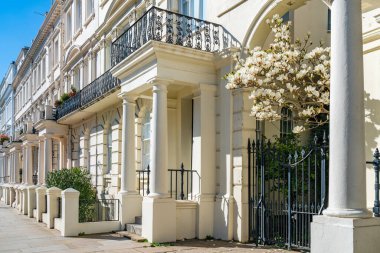 LONDON, İngiltere - 19 Mart 2022: Notting Hill 'in yerleşim sokağındaki şık Gürcü tarzı teraslı evler, işlek pazarı ve yıllık Notting Hill Karnavalı ile tanınan zengin ve modaya uygun bir alan