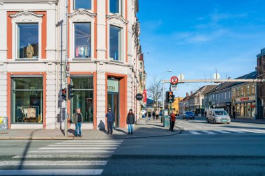 TRONDHEIM, Norway - 08 Mart 2022: Trondheim sokak manzarası. Kent, Nidelva Nehri 'nin ağzındaki Trondheim Fjord' un güney kıyısında yer almaktadır ve Norveç 'in en kalabalık üçüncü şehridir.
