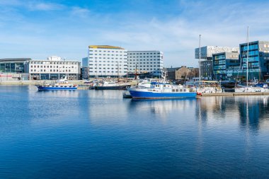 TRONDHEIM, NORway - 08 Mart 2022: Trondheim limanının panoramik manzarası. Kasabanın merkezine 5 dakikalık yürüme mesafesinde ana dükkanlar, barlar ve restoranlar iskeleye yakın.