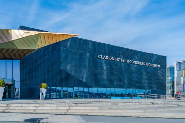 TRONDHEIM, NORway - Mart 08, 2022: 4 yıldızlı Clarion Hotel ve Trondheim limanı yakınlarındaki kongre, 400 odası ve 19 toplantı odası olan İskandinavya 'nın en büyük kongre otellerinden biridir.