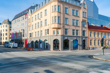 TRONDHEIM, Norway - 08 Mart 2022: Trondheim sokak manzarası. Kent, Nidelva Nehri 'nin ağzındaki Trondheim Fjord' un güney kıyısında yer almaktadır ve Norveç 'in en kalabalık üçüncü şehridir.