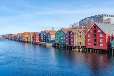 TRONDHEIM, NORWay - Mart 08 2022: Eski rıhtım binaları, 18. yüzyıldan kalma en eski binalar olan Trondheim 'ın Brygge ilçesindeki Nidelva nehri boyunca uzanır.