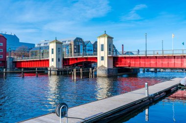 TRONDHEIM, NORway - Mart 08 2022: Bakke Köprüsü (Bakke bru), Trondheim 'daki Nidelva Nehri üzerinde bulunan çelik köprü. Buradaki ilk köprü 1887 'de inşa edildi, şimdiki köprü ise 1927-8 yılları arasında inşa edildi.