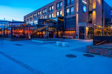 TRONDHEIM, NORWay - 09 Mart 2022: Blomsterbrua (Çiçek Köprüsü) yakınlarındaki marinada yer alan Solsiden, Trondheim 'ın en popüler ve hareketli alanlarından biridir.