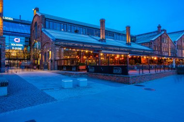 TRONDHEIM, NORWay - 09 Mart 2022: Blomsterbrua (Çiçek Köprüsü) yakınlarındaki marinada yer alan Solsiden, Trondheim 'ın en popüler ve hareketli alanlarından biridir.