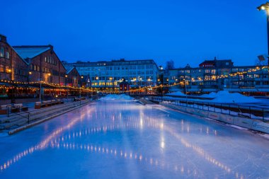 TRONDHEIM, NORWay - 09 Mart 2022: Solsiden 'deki açık hava buz pateni pisti manzarası - Trondheim' ın en popüler ve titreşimli alanlarından biri.