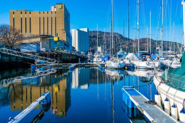 TRONDHEIM, NORway - 11 Mart 2022 Skansen misafir marinasının demirli yelkenlileriyle görüntüsü