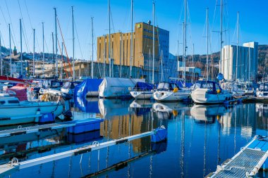 TRONDHEIM, NORway - 11 Mart 2022 Skansen misafir marinasının demirli yelkenlileriyle görüntüsü
