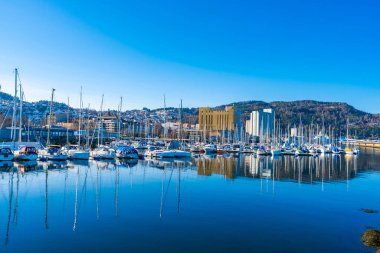 TRONDHEIM, NORway - 11 Mart 2022 Skansen misafir marinasının demirli yelkenlileriyle görüntüsü.