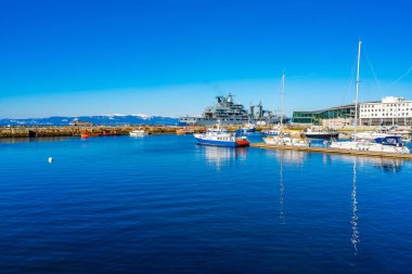 TRONDHEIM, NORway - 11 Mart 2022: yelkenli teknesi Trondheim Brattora Kaj Limanı 'na demirlemiştir. Liman, kasabanın ana mağazaları, barları ve restoranlarından 5 dakikalık yürüyüş mesafesinde yer alıyor.