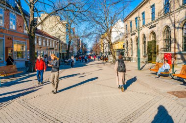 TRONDHEIM, NORway - 11 Mart 2022: Trondheim sokak manzarası. Kent, Nidelva Nehri 'nin ağzındaki Trondheim Fjord' un güney kıyısında yer almaktadır ve Norveç 'in en kalabalık üçüncü şehridir.