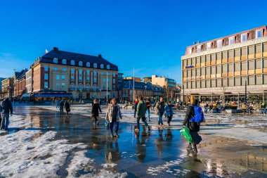 TRONDHEIM, NORway - 11 Mart 2022: Trondheim Pazar Meydanı (Torvet). Meydan, Kongensgate ve Munkegata caddelerinin kesiştiği yerde bulunuyor..