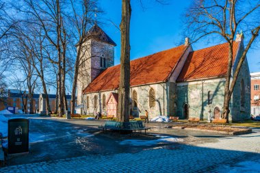 TRONDHEIM, NORway Yürüyüşü 11 Mart 2022: Bayanlar Kilisemiz 22 Temmuz 2011 'de Oslo' da ve Utoya adasında gerçekleşen terör saldırısının anıtı Terra Incognita 'nın (Meçhul Topraklar) yanında duruyor.