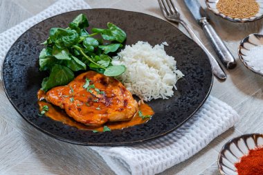 Pirinç ve kuzu marullu kremalı kırmızı biber tavuğu.