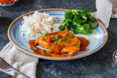 Pirinç ve kuzu marullu kremalı kırmızı biber tavuğu.