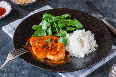 Pirinç ve kuzu marullu kremalı kırmızı biber tavuğu.