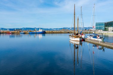 Limanı demirli yelkenliler ve sudaki yansımaları, Trondheim, Norveç