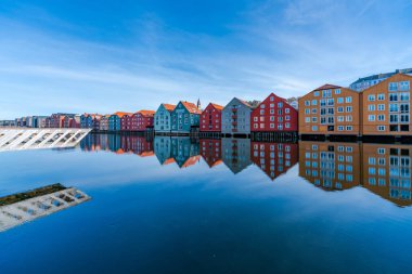 Norveç, Trondheim 'ın Brygge semtindeki Nidelva nehrinde yansıyan renkli ahşap evler.