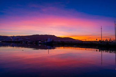 Norveç Denizi 'nin bir körfezi olan Trondheim limanı ve fiyort (Trondheimsfjorden) üzerinde renkli bir günbatımı.