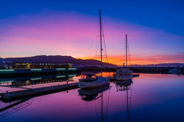Norveç Denizi 'nin bir körfezi olan Trondheim limanı ve fiyort (Trondheimsfjorden) üzerinde renkli bir günbatımı.