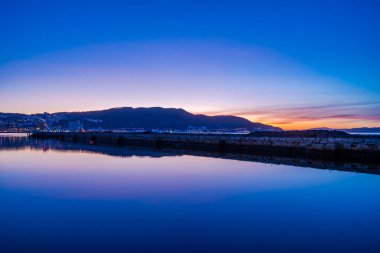 Norveç Denizi 'nin bir körfezi olan Trondheim Fiord (Trondheimsfjorden) üzerinde renkli bir günbatımı