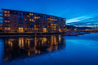Solsiden 'deki Blomsterbrua (Çiçek Köprüsü) yakınlarındaki marina manzarası, Trondheim' ın mağazaları ve restoranları ile en popüler alanlarından biri. Norveç