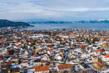 Norveç 'in en kalabalık üçüncü belediyesi olan Trondheim' ın hava manzarası.