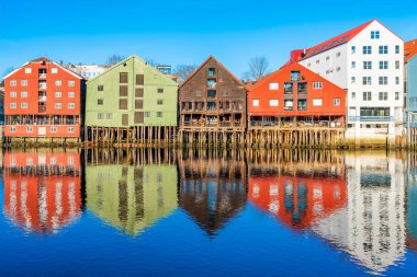 Norveç, Trondheim 'ın Brygge semtindeki Nidelva nehrinde yansıyan renkli ahşap evler.