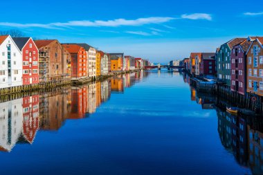 Norveç, Trondheim 'ın Brygge semtindeki Nidelva nehrinde yansıyan renkli ahşap evler.