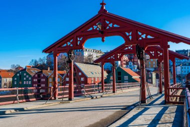 Ünlü Gamle Bybro (Eski Şehir Köprüsü) Norveç 'in Trondheim kentindeki Nidelva nehrinin üzerinde
