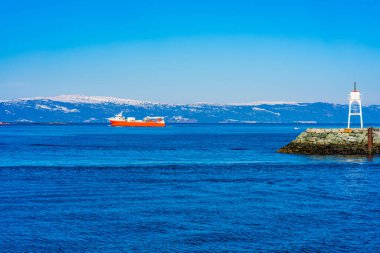 Norveç 'in Trondheim fiyordunda (Trondheimsfjorden) bir kargo gemisi, Norveç Denizi' nin bir körfezi.