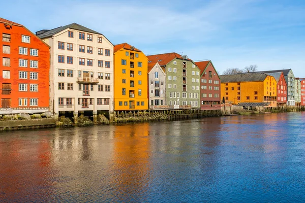 Bunte Alte Holzhäuser Entlang Des Flusses Nidelva Bezirk Brygge Trondheim — Stockfoto